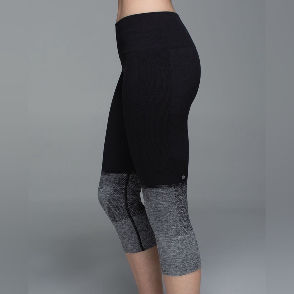 Lululemon Seamlessly Street Crop Leggings 17inches in Heathered Black Size 4